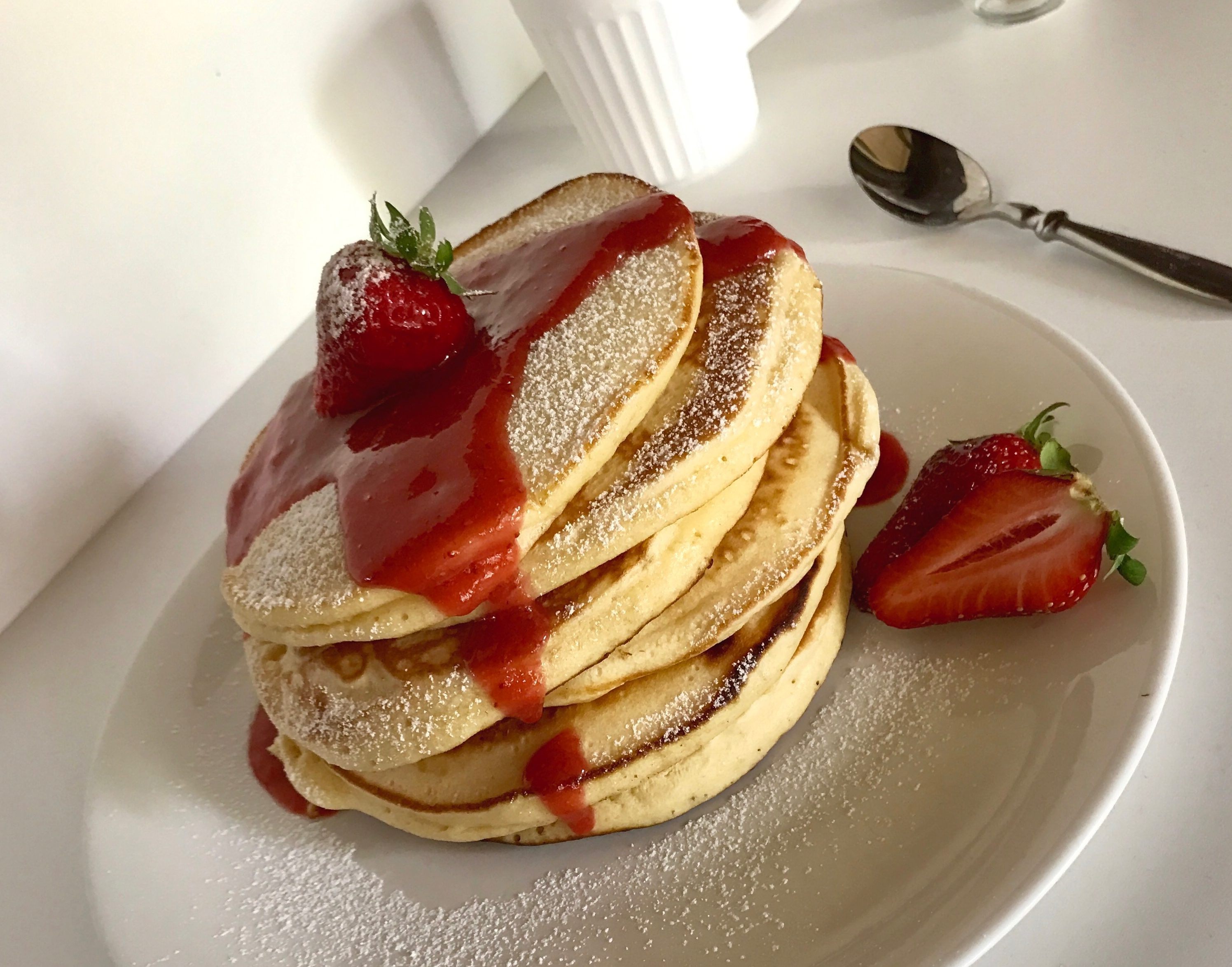 Pancake con kefir e composta di fragole