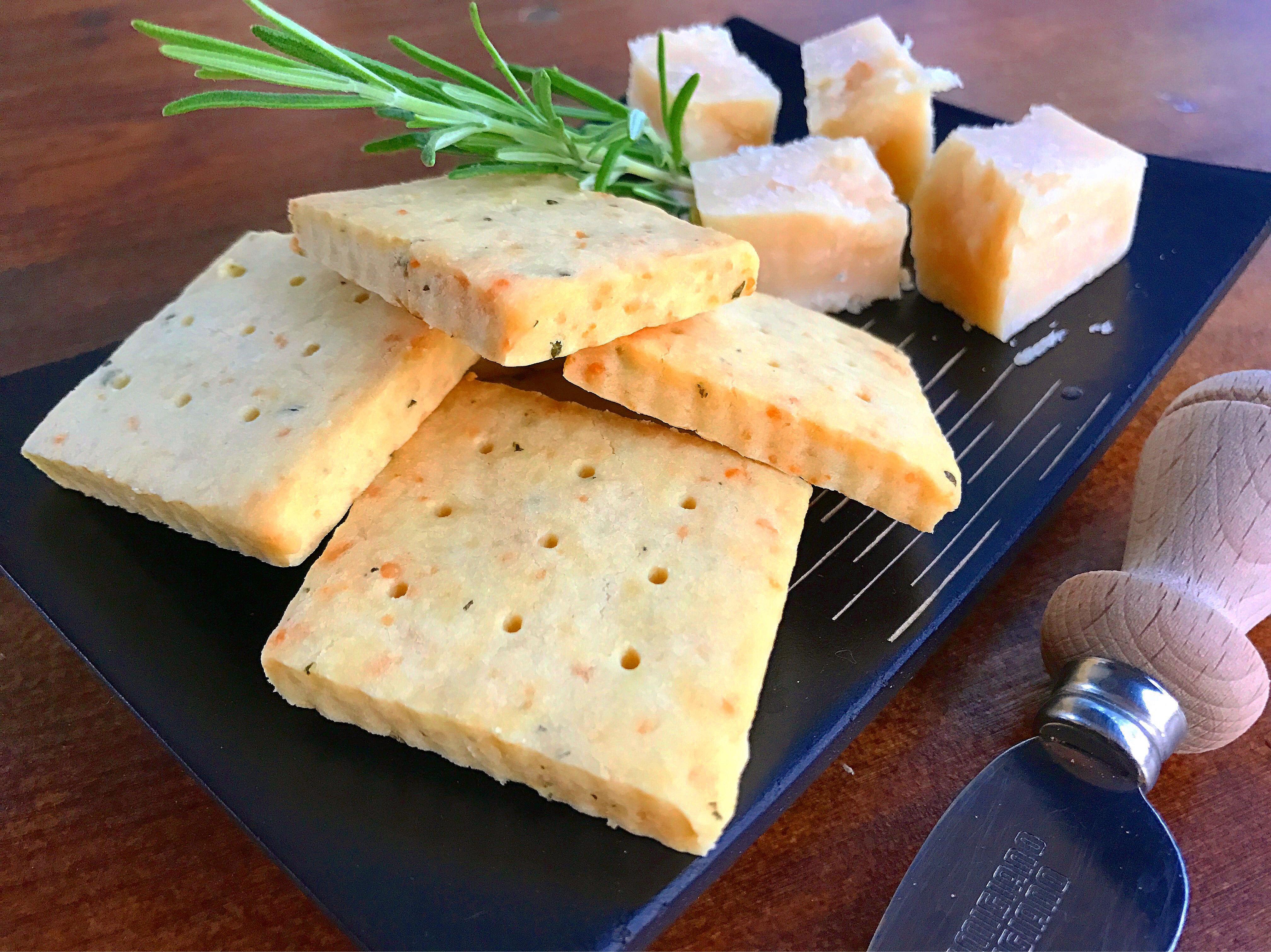 Frollini di semola al parmigiano e rosmarino